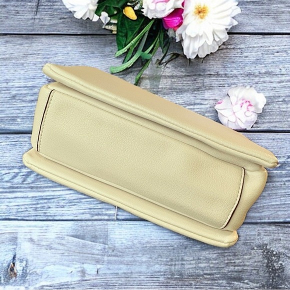 NEW Genuine Leather White Square Crossbody Bag With Gold Rivet & Chain Strap - Picture 12 of 16